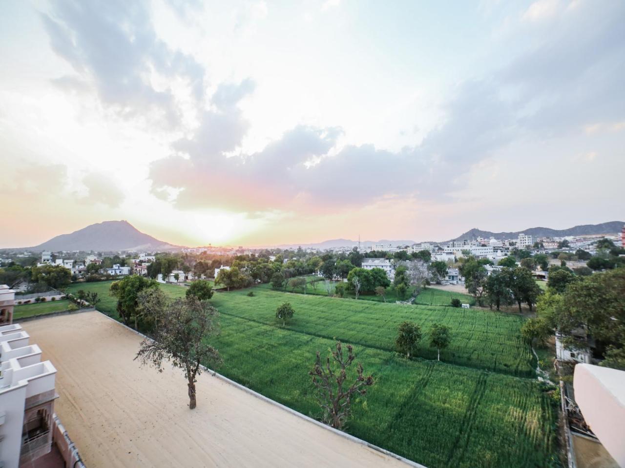 Hotel Golden Heritance Pushkar Bagian luar foto